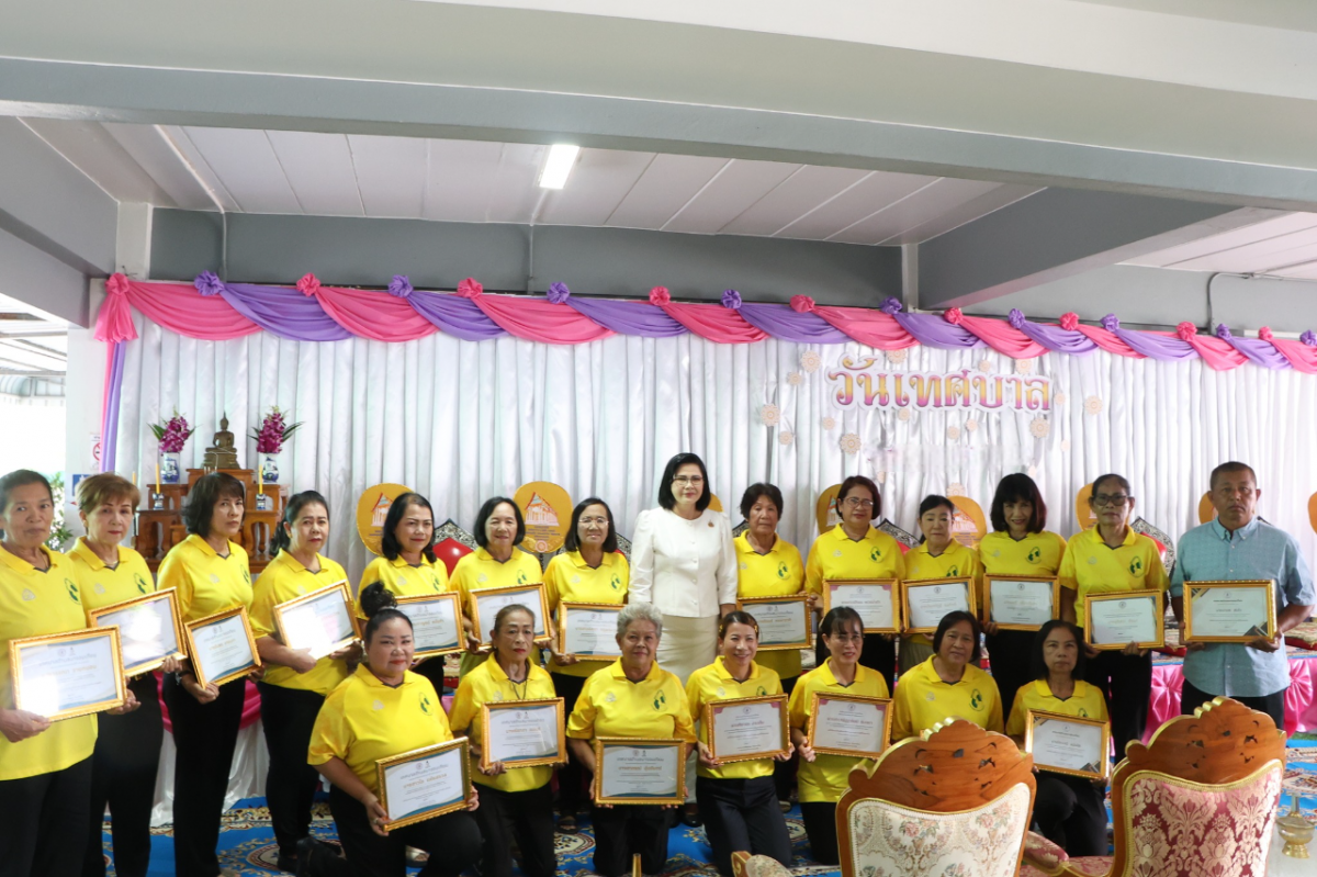 ผู้บริหารเทศบาลตำบลนาจอมเทียนให้ความสำคัญและเชิดชูบุคคลตัวอย่างในการจัดการขยะ             