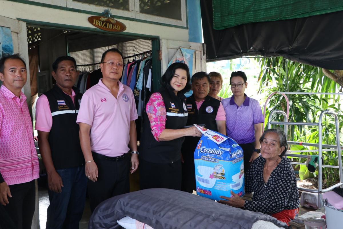 เทศบาลตำบลนาจอมเทียน ลงพื้นที่มอบสิ่งของเครื่องอุปโภคบริโภค และผ้าอ้อมผู้ใหญ่